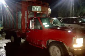 Decomisan dos camionetas con combustible robado
