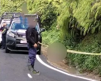 Hallan embolsado sobre cuneta en carretera a Cuetzalan