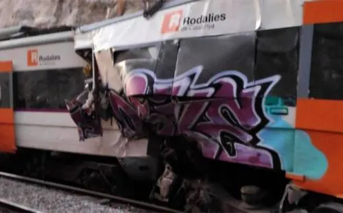 Un muerto y ocho heridos tras choque de dos trenes en Barcelona