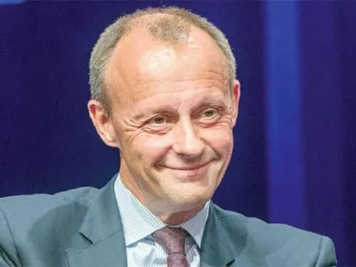 Friedrich Merz levanta la mano para reemplazar a Merkel