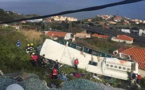 Accidente de autobús turístico en Madeira, Portugal deja al menos 28 muertos