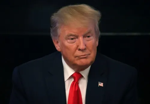 Trump amenaza con aranceles a Apple