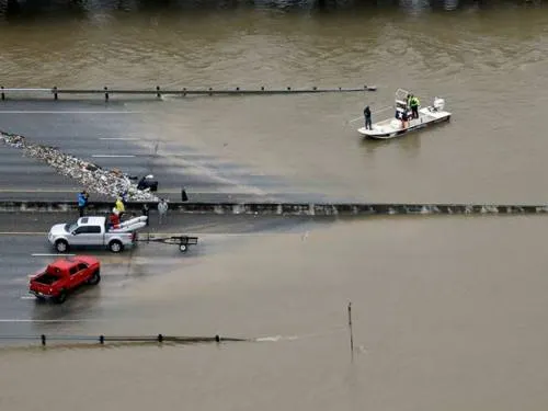Impone alcalde de Houston toque de queda