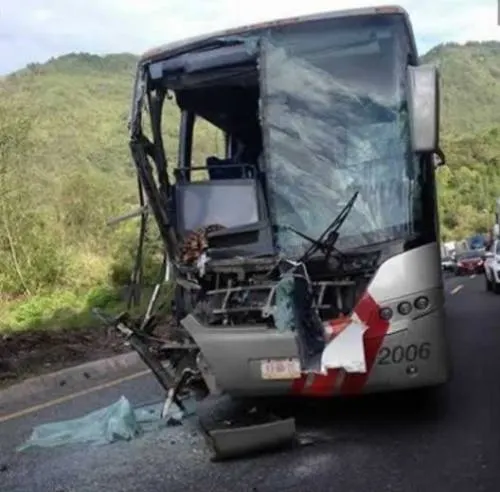 Autobús choca contra camión, hay 10 heridos