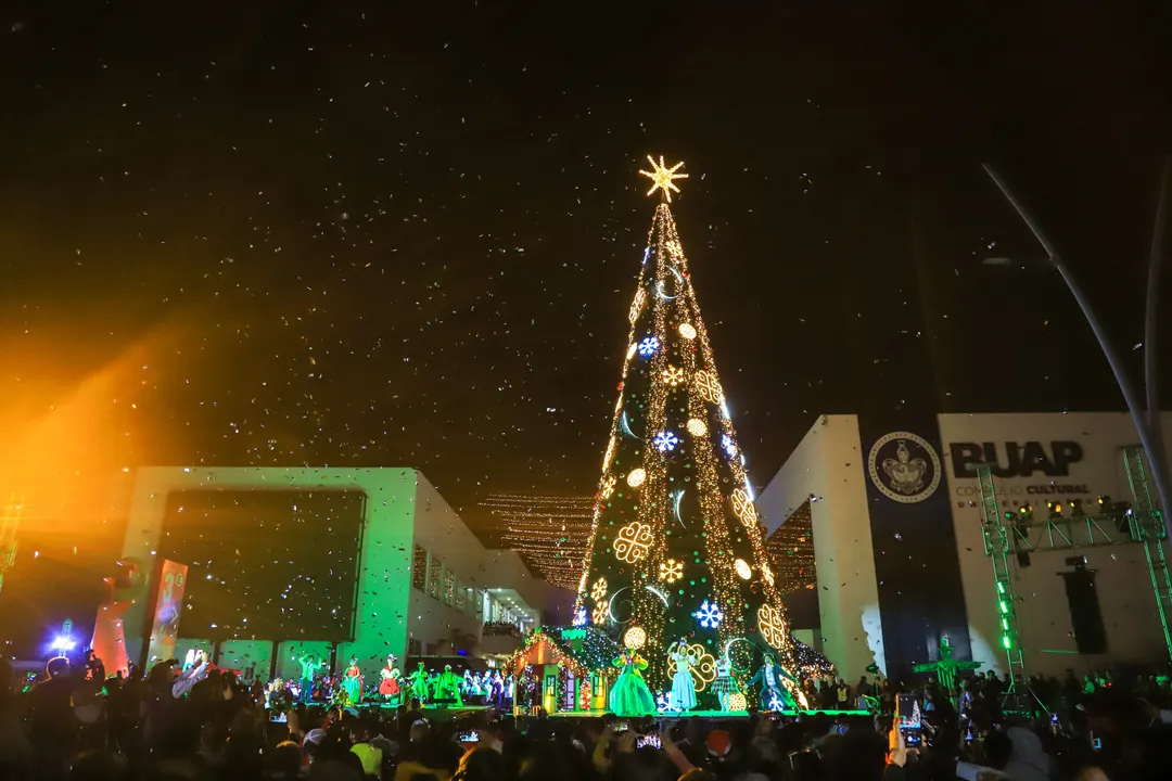 Árbol de Navidad en CCU de la BUAP es encendido