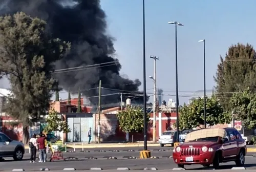 Fuerte incendio en fábrica de Castillotla  genera alarma