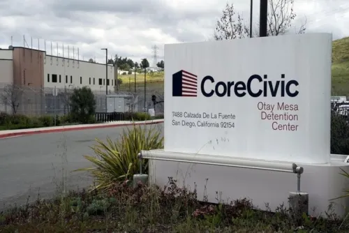 Cerca de mil empleados de detención inmigrante en EU dan positivo a Covid-19