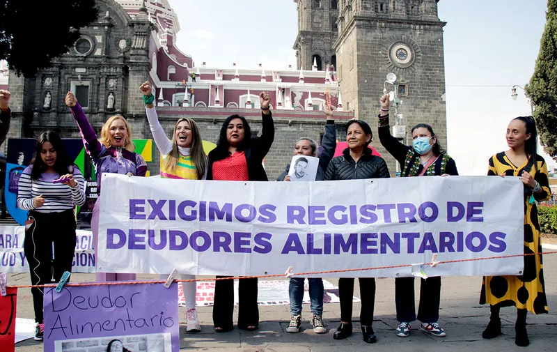 tendedero-de-denuncia-de-deudores-alimentarios-zocalo-de-puebla