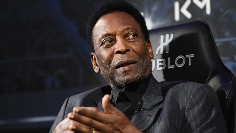 Pelé sufre una infección urinaria y permanece hospitalizado
