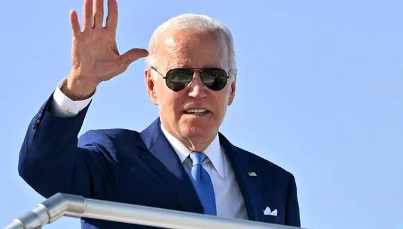 Biden da positivo a COVID, pero tiene síntomas leves