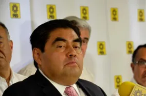 Destituye el PRD a Miguel Barbosa por apoyar a AMLO