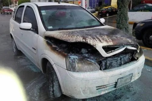 Se prende auto en la Calzada Zavaleta
