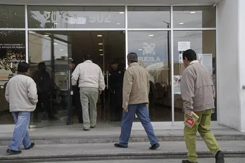 Maestros se manifiestan piden se les reinstale en sus plazas