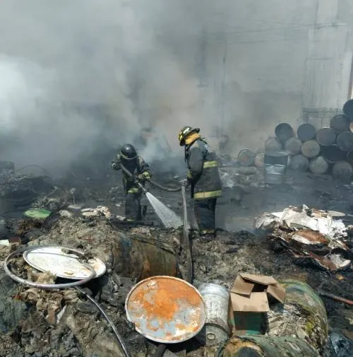 Bomberos controlan incendio en la colonia independencia