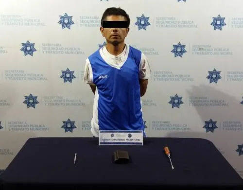 Detuvo a tres hombres por robo a transeúnte