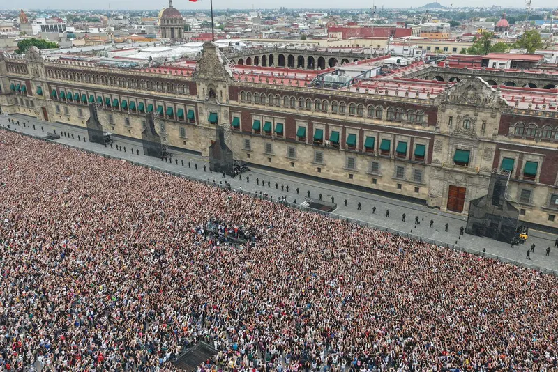 BTS desata euforia en el zócalo de CDMX tras reunión con Claudia Sheinbaum en Palacio Nacional