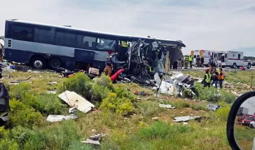 Suman ocho muertos por choque de autobús en Nuevo México