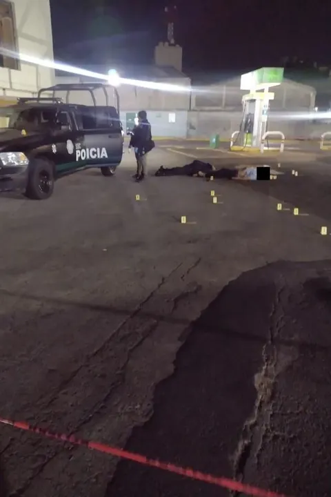 Policías se balean