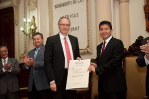 Eduardo Rivera entrega Visitante Distinguido a Paolo Giubellino