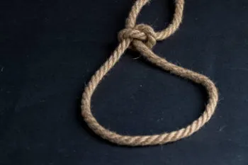 Hallan colgada a una mujer en el interior de su casa en Molcaxac