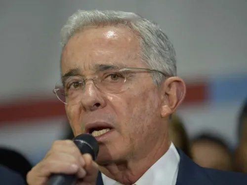 Ordenan detención del expresidente colombiano Álvaro Uribe