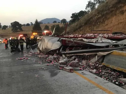 Vuelca tráiler con miles de latas de cerveza en la México-Puebla