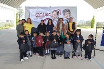 Tere Alfaro entrega mochilas y útiles escolares a más de 600 niños en Cuautlancingo