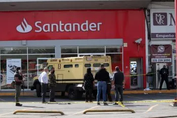 Asaltan camioneta de valores en el Santander de la 11 Sur y 105 Poniente