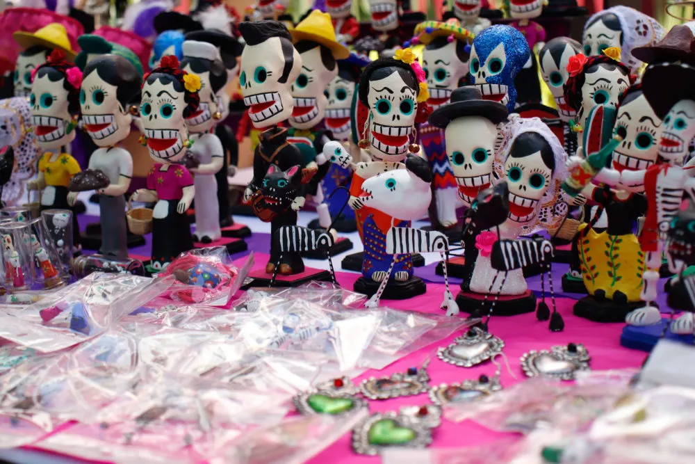 Montan corredor de ofrendas en Los Sapos, por Día de Muertos