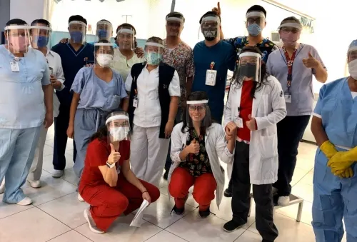 IDIT produce caretas de protección para personal médico