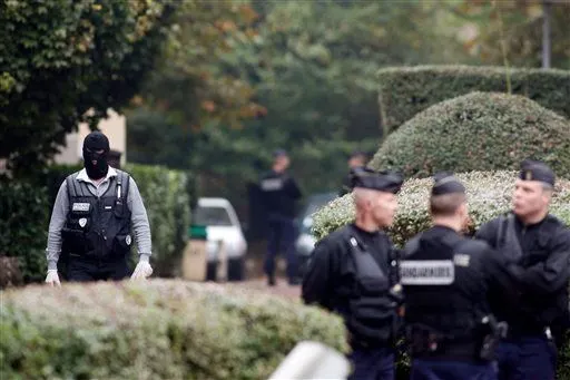 Descubre policía francesa arsenal de red terrorista