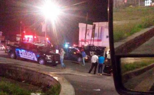 Patrulla municipal se impacta contra automóvil, hay un lesionado