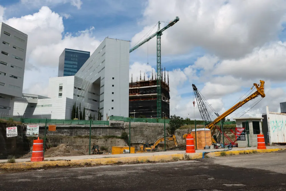 Edificio de Finanzas en Puebla registra avance del 80 %, confirma el gobernador Armenta