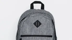 El cuadrado con ranuras de tu mochila tiene una utilidad que seguramente no conozcas