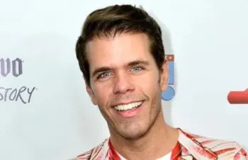 El influencer Perez Hilton es hospitalizado tras reporte de autolesión durante transmisión en TikTok