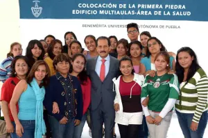 Coloca rector BUAP primera piedra de Edificio Multiaulas del área de la salud