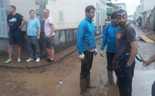 Rafa Nadal echa la mano durante inundaciones en Mallorca