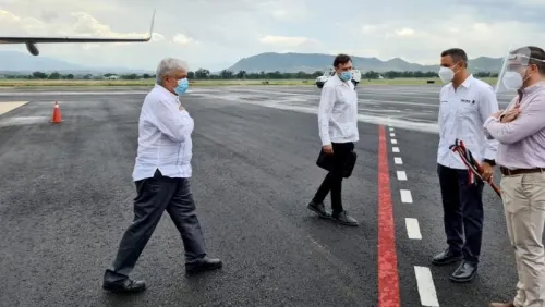AMLO vuelve a usar cubrebocas en su arribo a Oaxaca