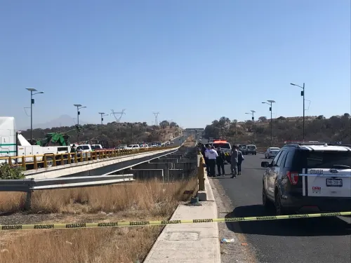 Salvan la vida, luego de caer con todo y carro al fondo de una barranca