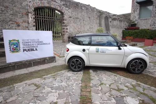 Secotrade adquiere primer auto eléctrico mexicano ensamblado en Puebla para labores utilitarias