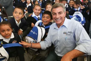 Tony Gali apoya la educación de la niñez poblana