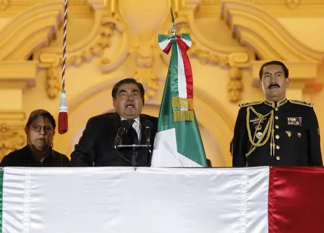El gobernador Miguel Barbosa da el tradicional Grito en casa Aguayo