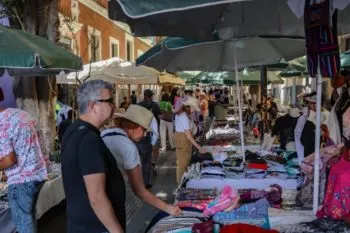 Mercados temporales de Puebla capital, una tradición para locales y turistas