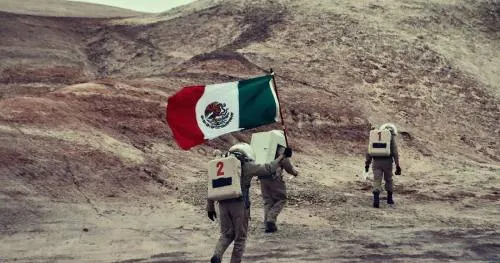 Estudiante mexicano fichado por la NASA ondea bandera de México en “Marte”