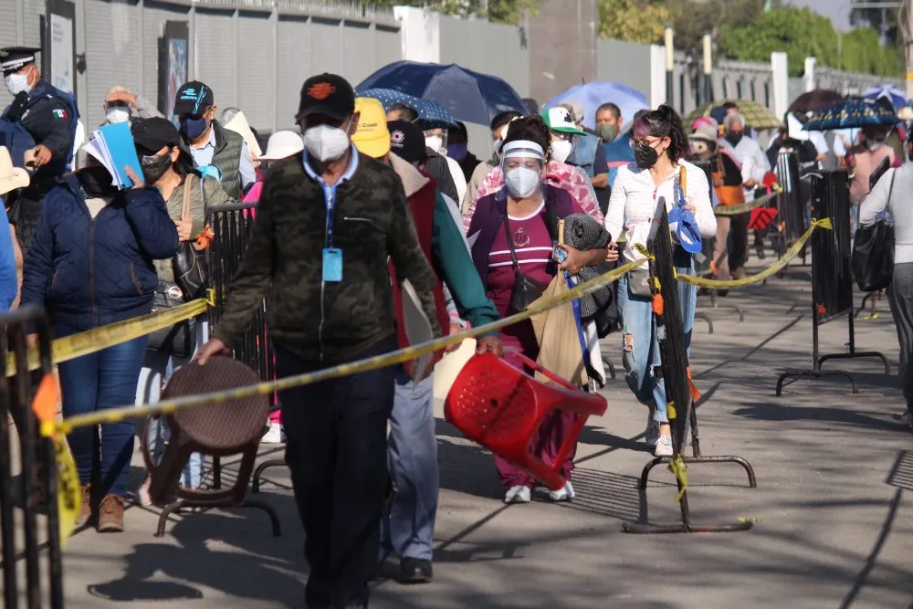 Día 2 de vacunación en Puebla: adultos mayores arriban con muchas horas de anticipación 