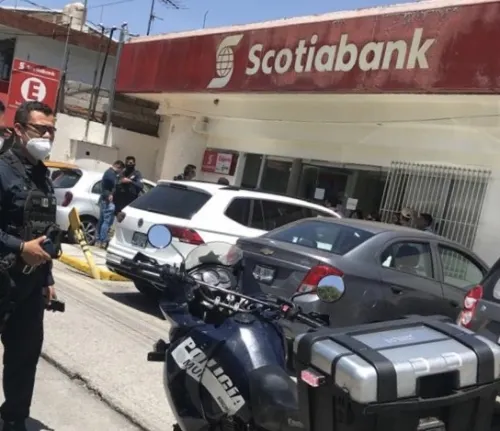 Asaltan a cuentahabiente en Plaza San Pedro