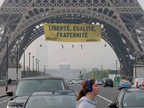Usan la Torre Eiffel para protestar contra Le Pen