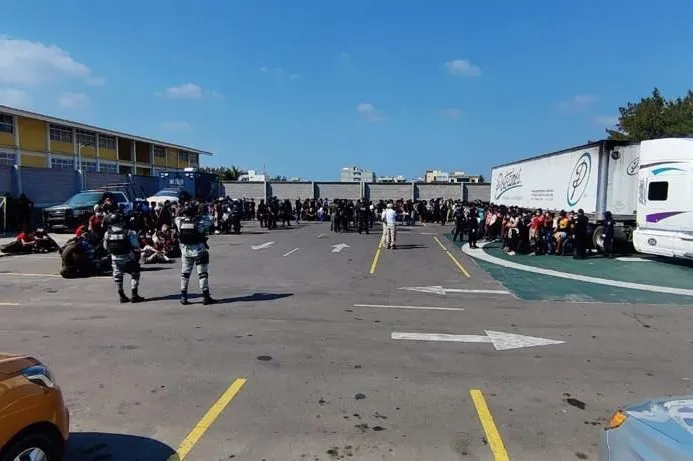 Aseguran tráiler con 334 migrantes en Veracruz