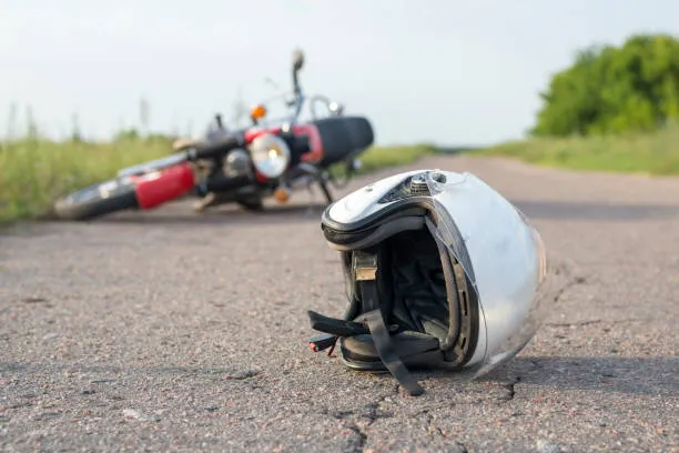 Una joven de 19 años pierde la vida tras derrapar en motocicleta por bache en Acajete