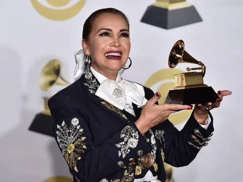 Aída Cuevas gana el Grammy en ceremonia previa